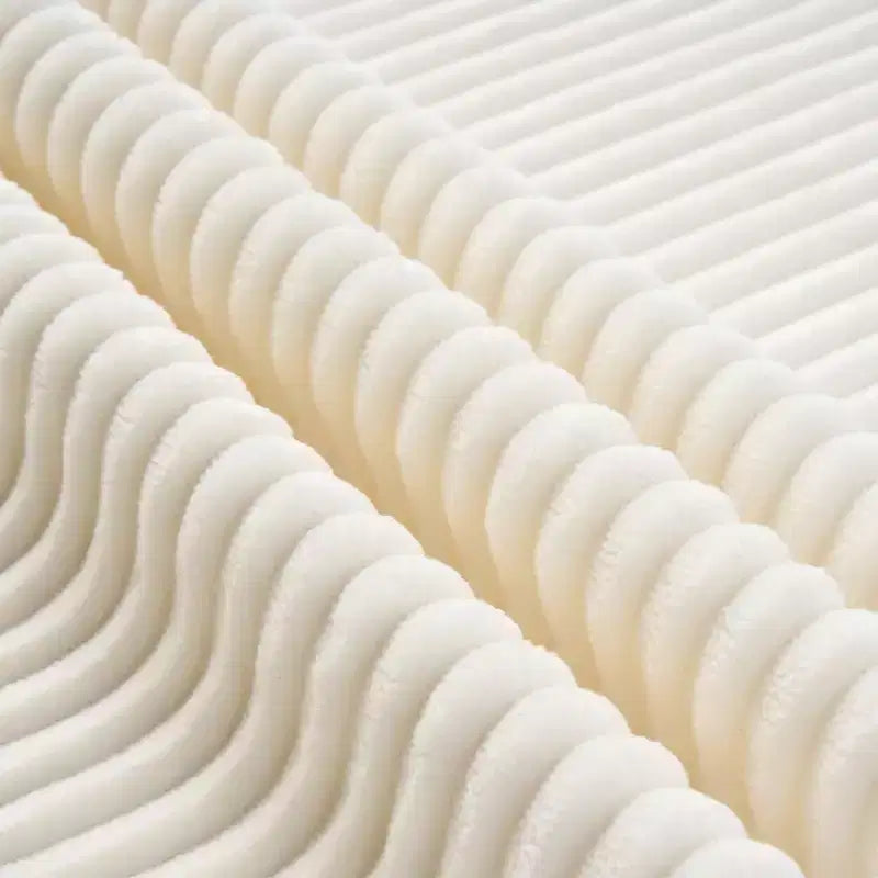 Divano accogliente in velluto a coste bianco con 5 cuscini, essenziale per un soggiorno confortevole
